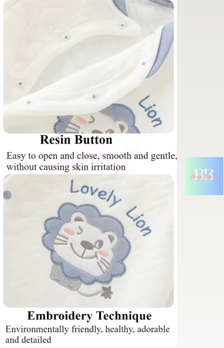 Product packaging with lion design and text about resin buttons and embroidery technique.