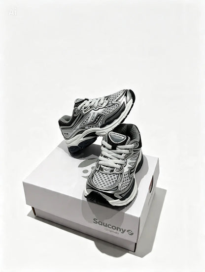 Kids Unisex Saucony Omni 9 Sneakers. UK size 9-2