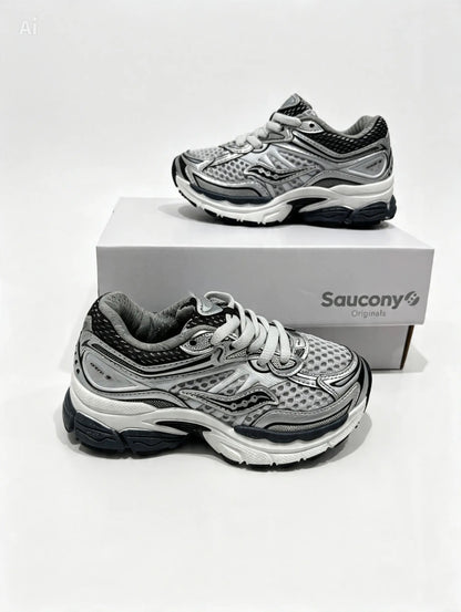 Kids Unisex Saucony Omni 9 Sneakers. UK size 9-2
