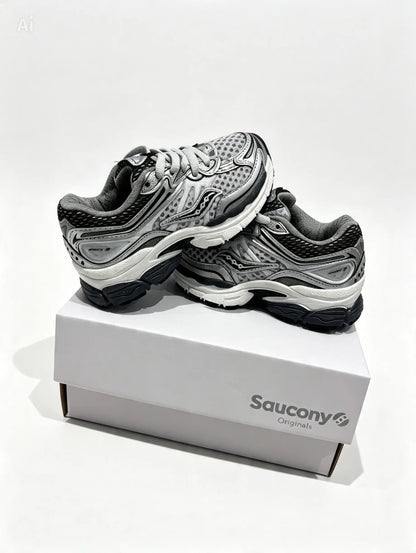 Kids Unisex Saucony Omni 9 Sneakers. UK size 9-2