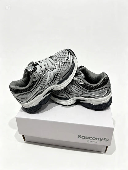 Kids Unisex Saucony Omni 9 Sneakers. UK size 9-2