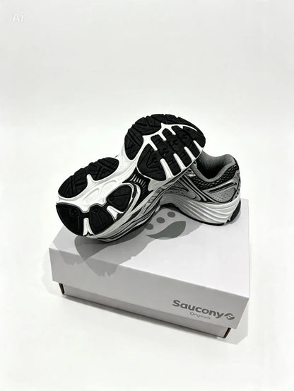 Kids Unisex Saucony Omni 9 Sneakers. UK size 9-2
