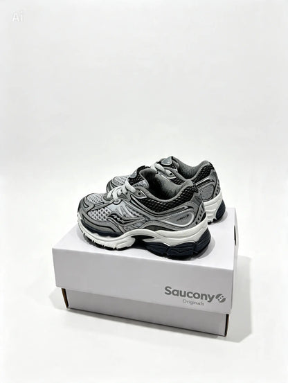 Kids Unisex Saucony Omni 9 Sneakers. UK size 9-2