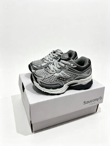 Kids Unisex Saucony Omni 9 Sneakers. UK size 9-2